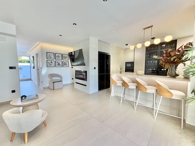 4 soveværelse Rækkehus til salg i Playa de Muchavista, El Campello med swimmingpool - € 550.000 (Ref: 9615490)