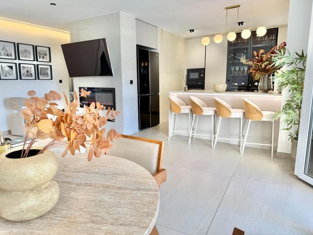 4 soveværelse Rækkehus til salg i Playa de Muchavista, El Campello med swimmingpool - € 550.000 (Ref: 9615490)