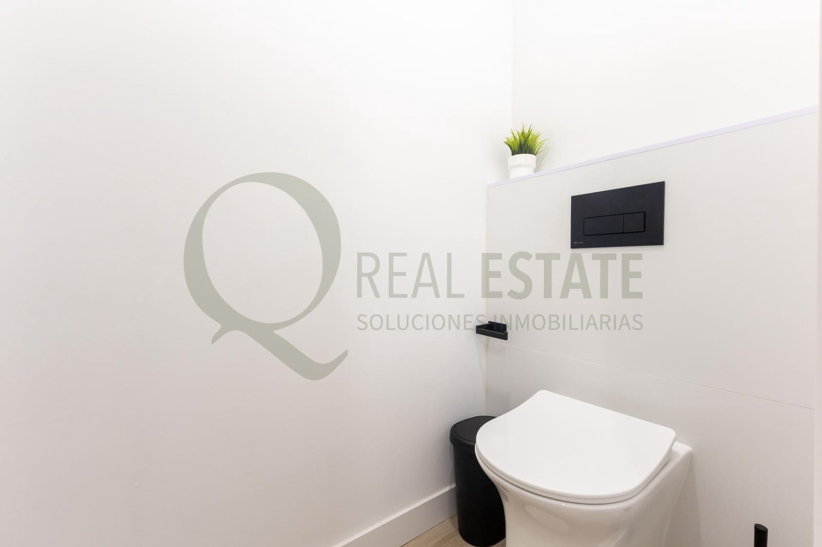 Hotel de 9 habitaciones en Alicante / Alacant ciudad en venta - 2.380.000 € (Ref: 9619264)
