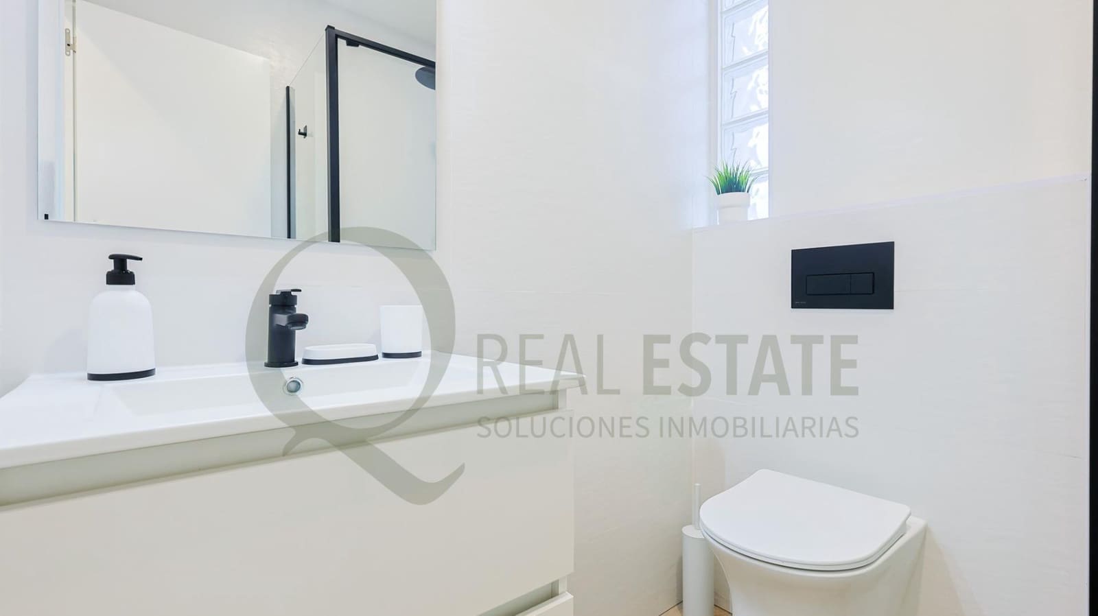 Hotel de 9 habitaciones en Alicante / Alacant ciudad en venta - 2.380.000 € (Ref: 9619264)
