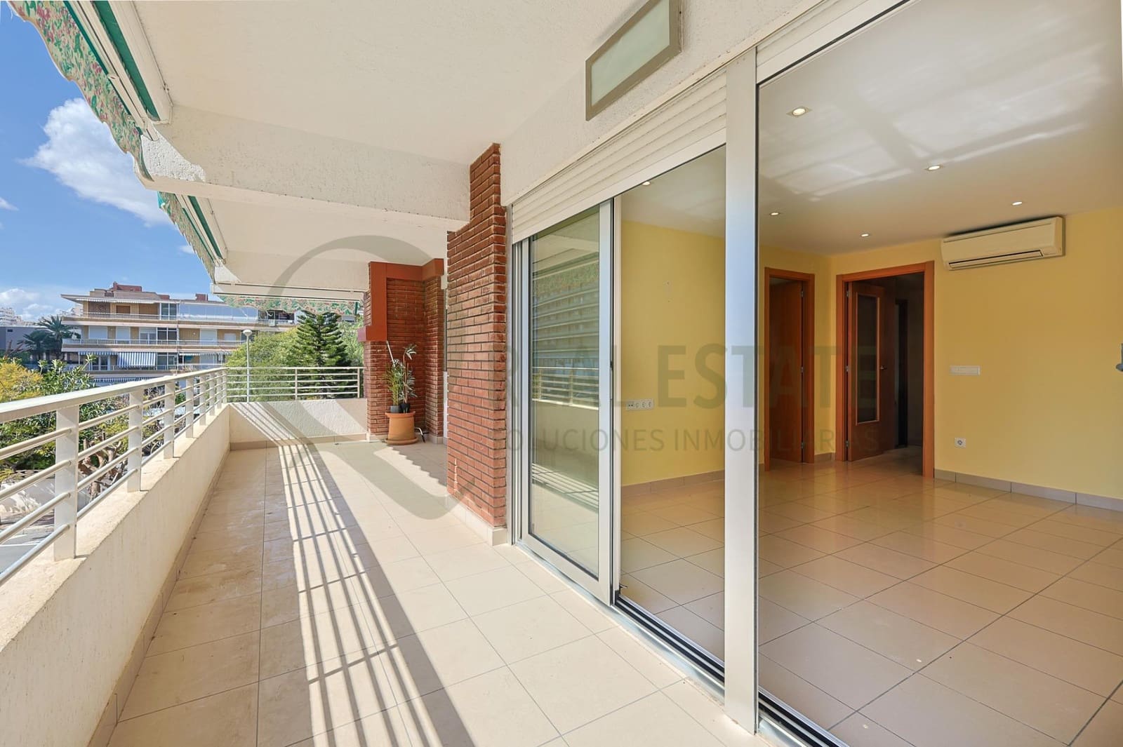 3 bedroom Flat for sale in Playa de San Juan with pool - € 399,000 (Ref: 9674261)