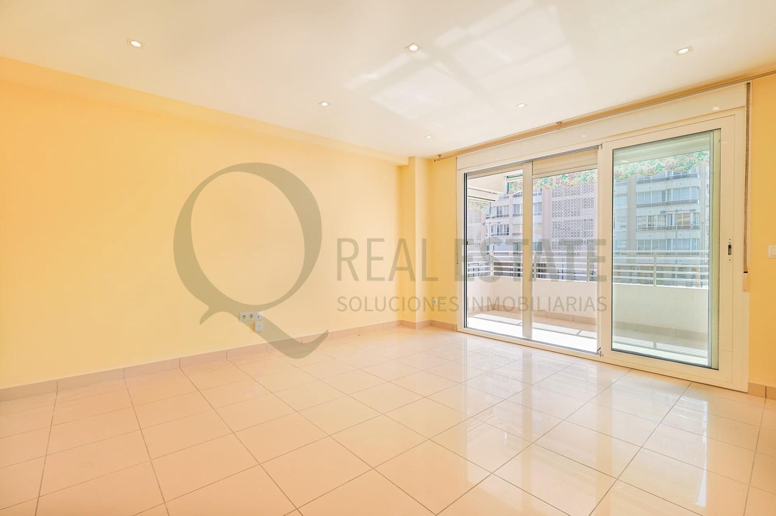 3 bedroom Flat for sale in Playa de San Juan with pool - € 399,000 (Ref: 9674261)