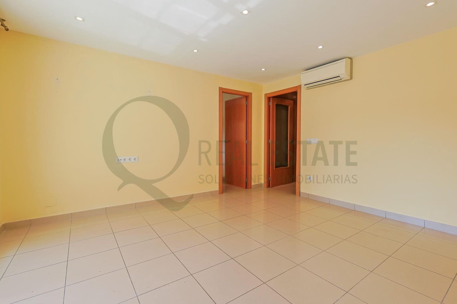 3 bedroom Flat for sale in Playa de San Juan with pool - € 399,000 (Ref: 9674261)