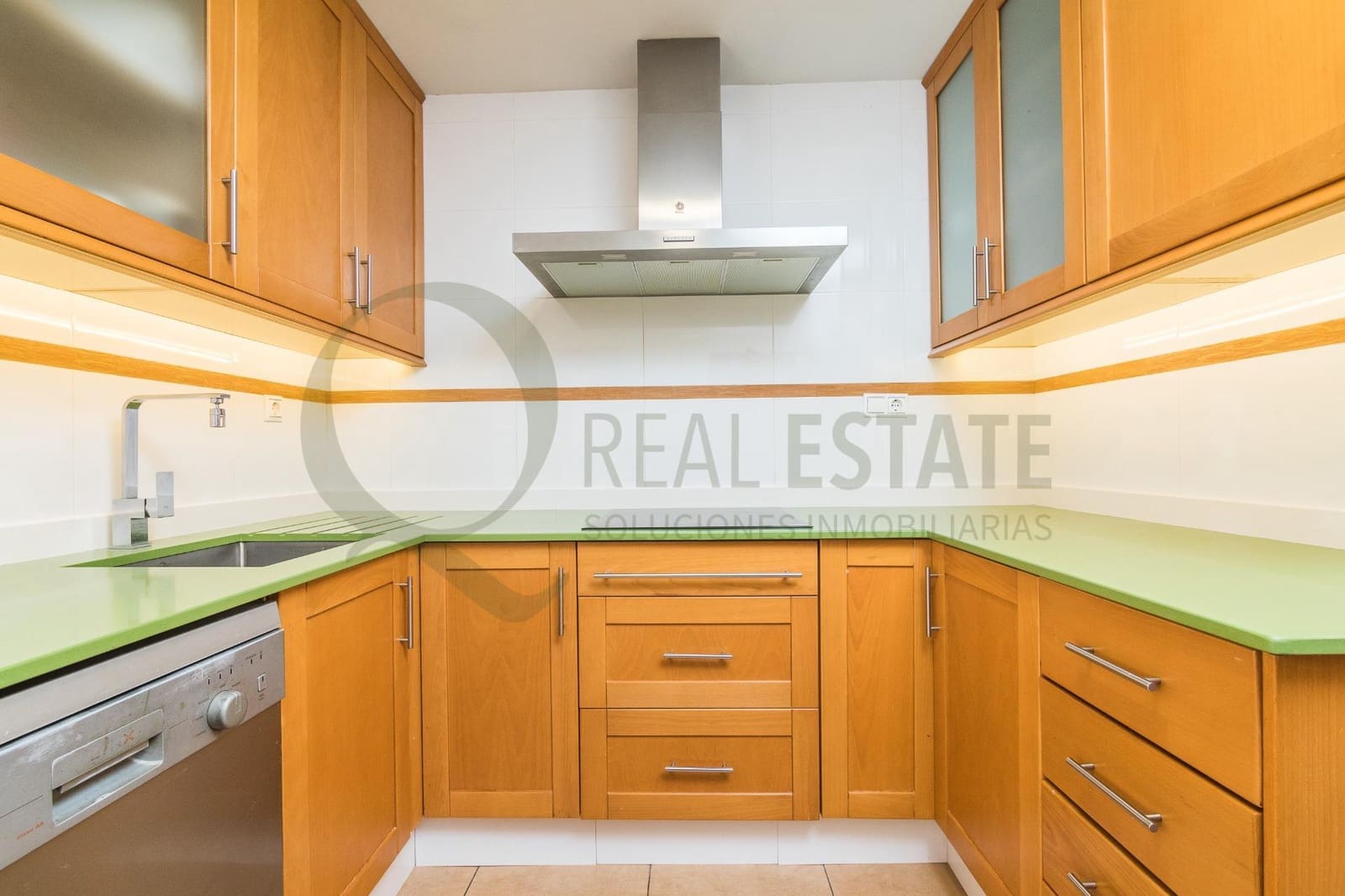 3 bedroom Flat for rent in Playa de San Juan with pool garage - € 1,700 (Ref: 9682500)