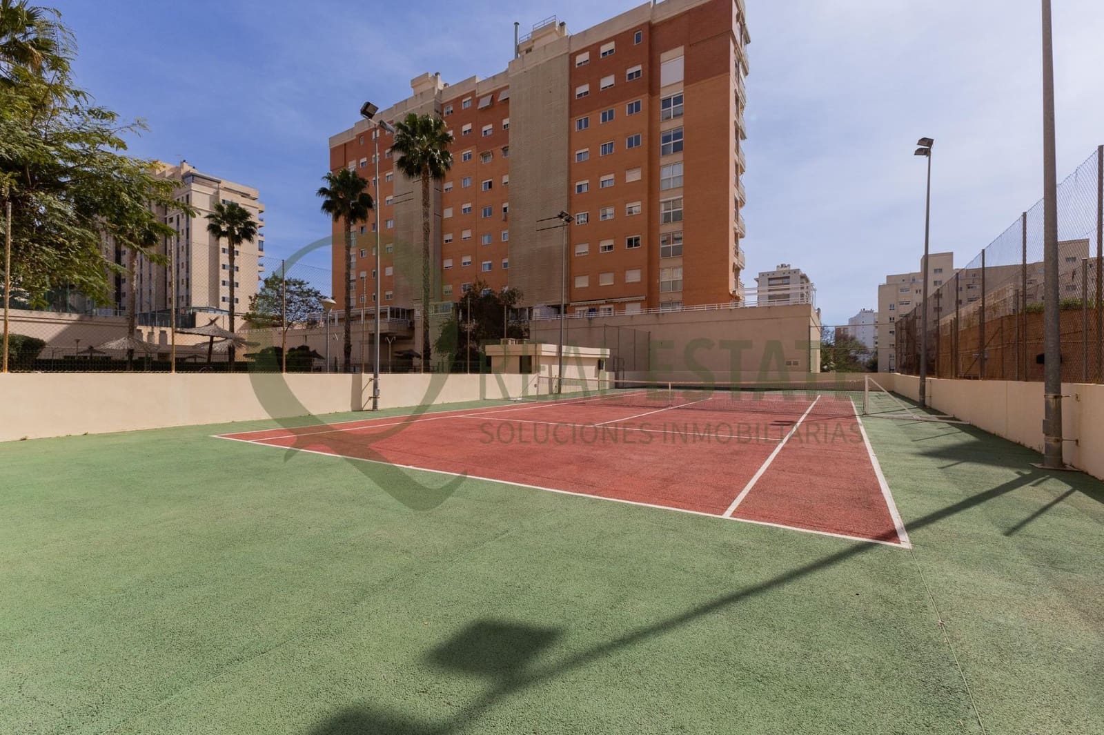 4 makuuhuone Asunto myytävänä paikassa Playa de San Juan mukana uima-altaan 
autotalli - 439 000 € (Ref: 9695374)