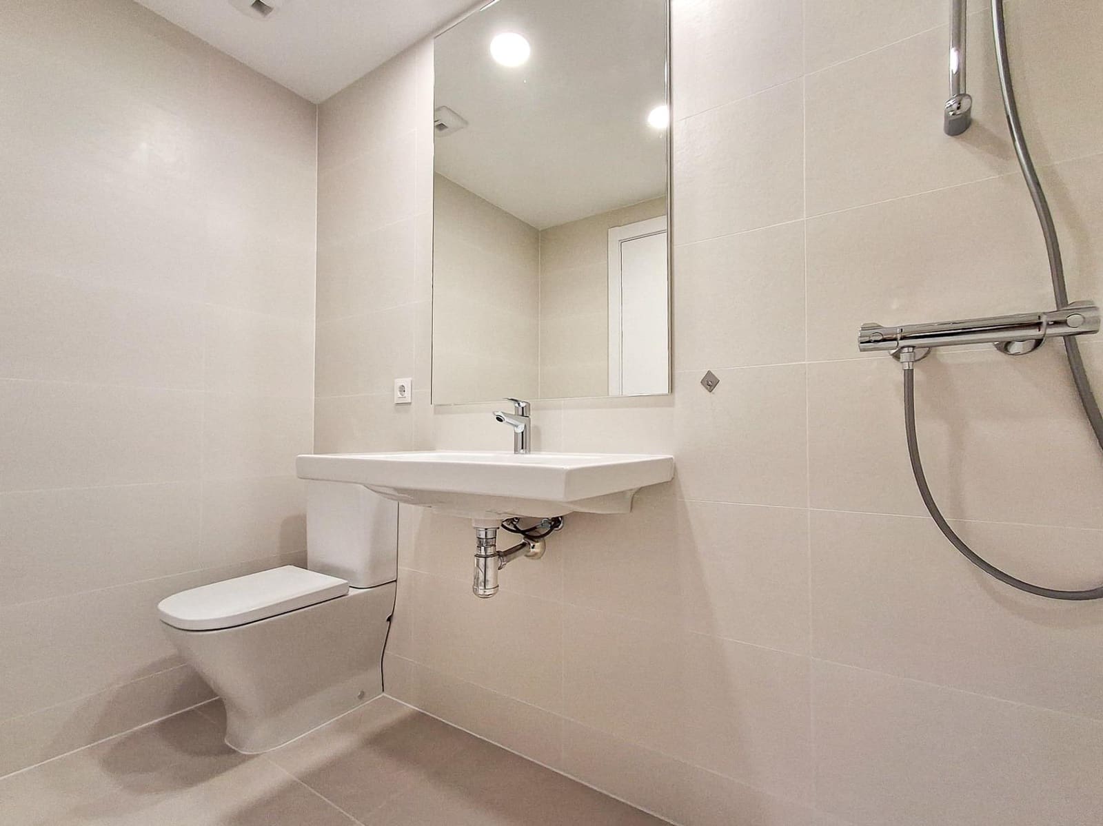 3 slaapkamer Flat te huur in Alicante stad met zwembad garage - € 2.150 (Ref: 9797143)