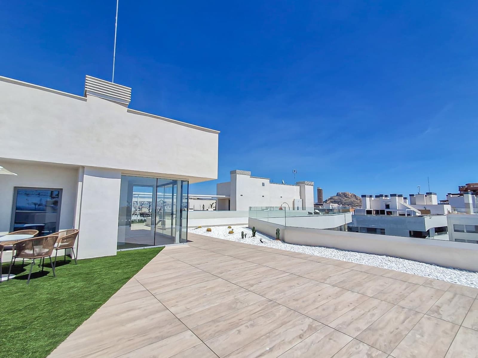 3 slaapkamer Flat te huur in Alicante stad met zwembad garage - € 2.150 (Ref: 9797143)