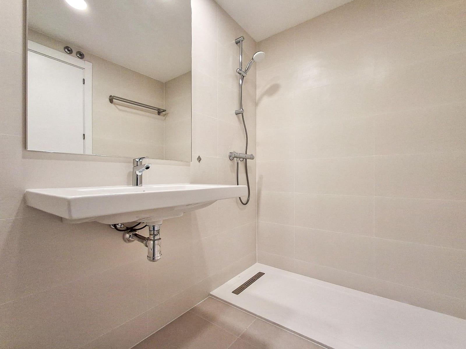 3 slaapkamer Flat te huur in Alicante stad met zwembad garage - € 2.150 (Ref: 9797143)