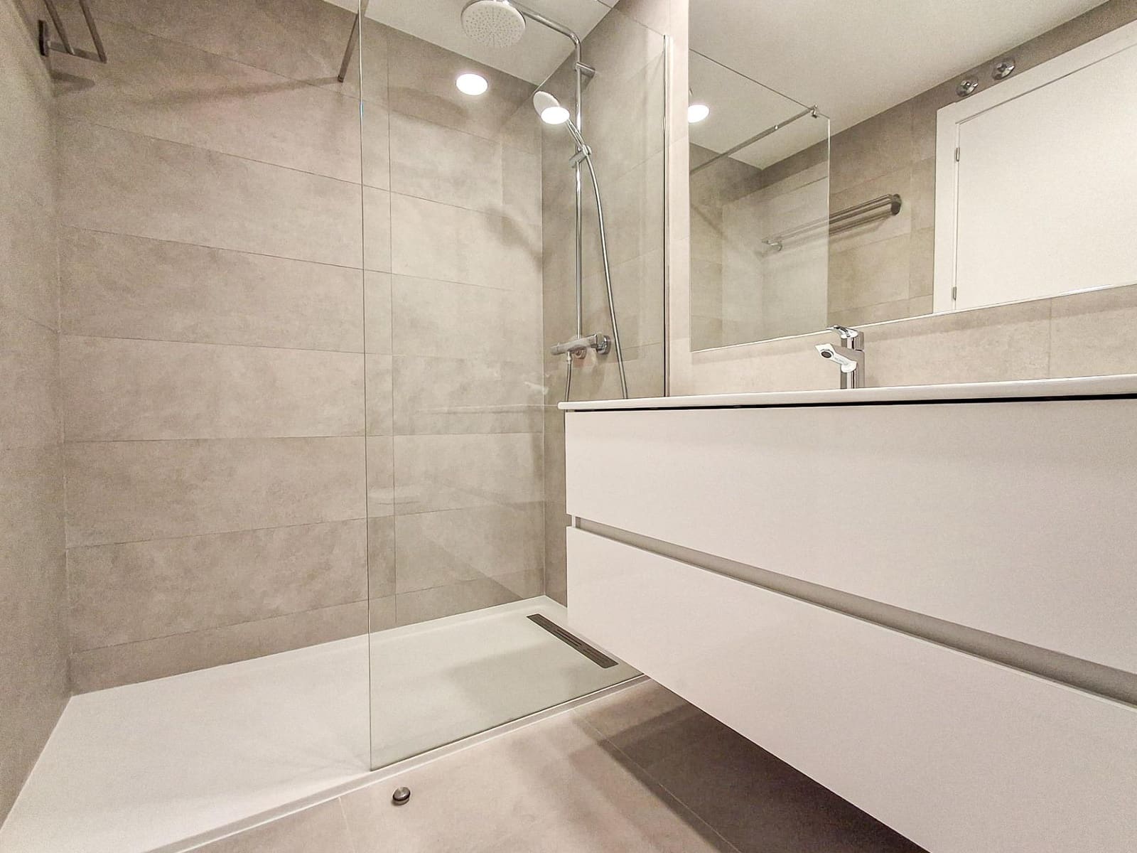 3 slaapkamer Flat te huur in Alicante stad met zwembad garage - € 2.150 (Ref: 9797143)