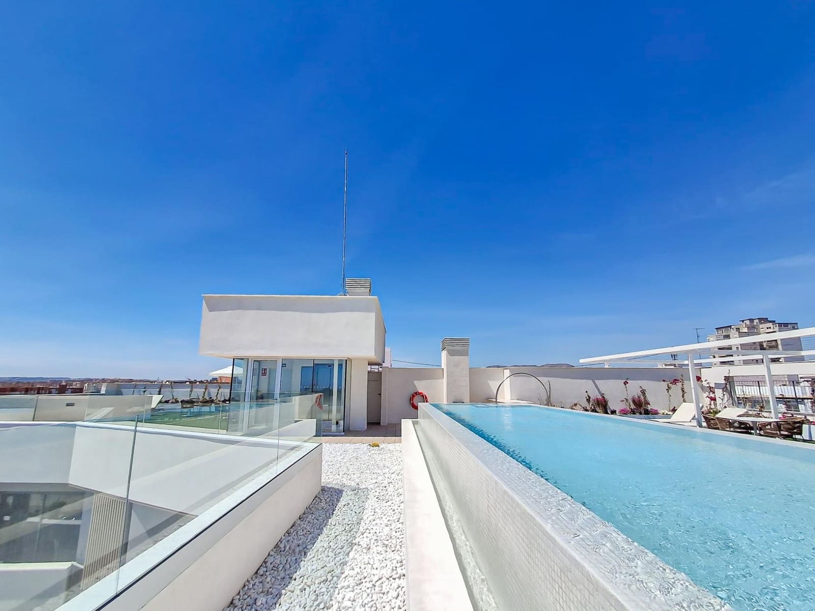 3 slaapkamer Flat te huur in Alicante stad met zwembad garage - € 2.150 (Ref: 9797143)