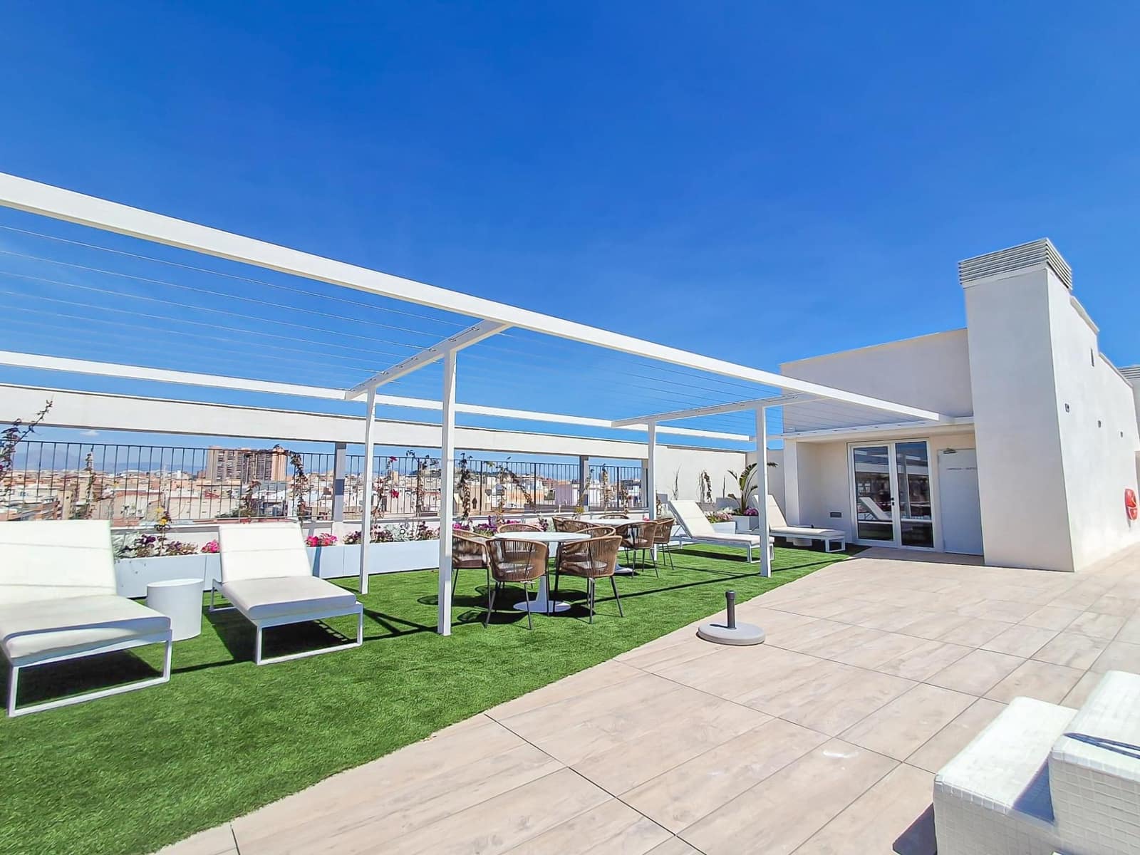 3 slaapkamer Flat te huur in Alicante stad met zwembad garage - € 2.150 (Ref: 9797143)