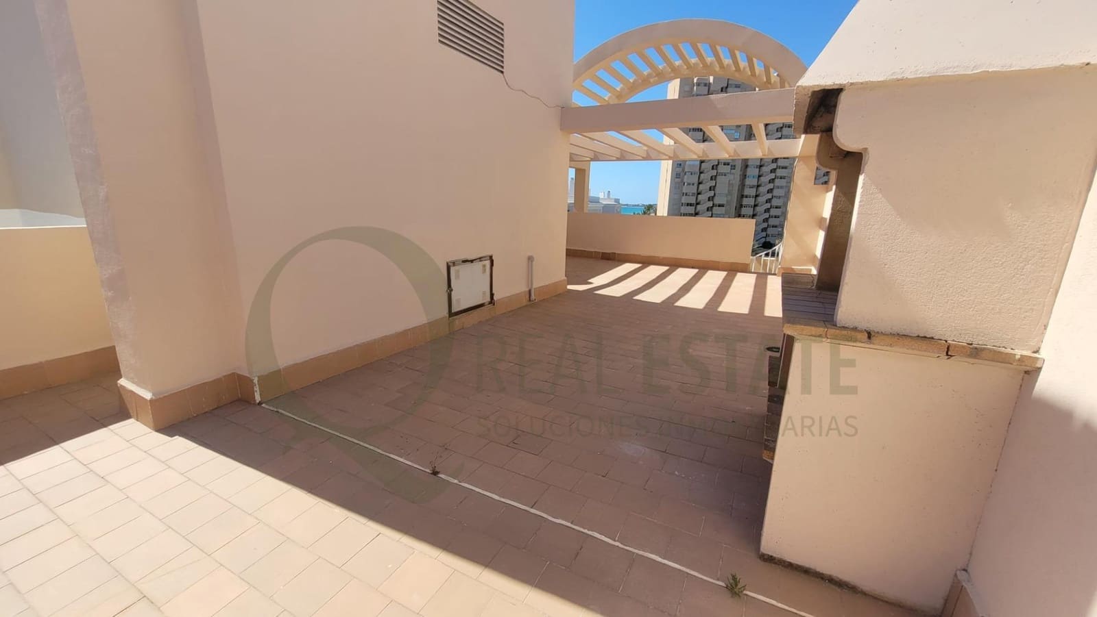 3 sypialnia Penthouse do wynajęcia w Playa de Muchavista z basenem garażem - 1 650 € (Ref: 9804316)