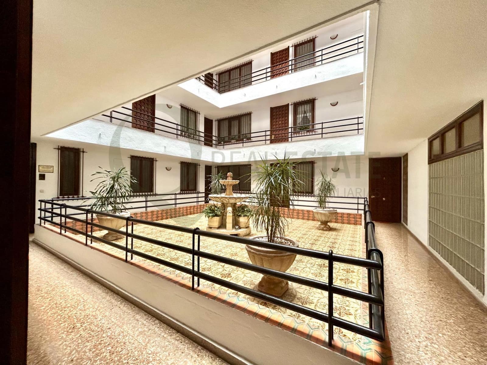 Kontor til salgs i Alicante by - € 95 000 (Ref: 9815870)