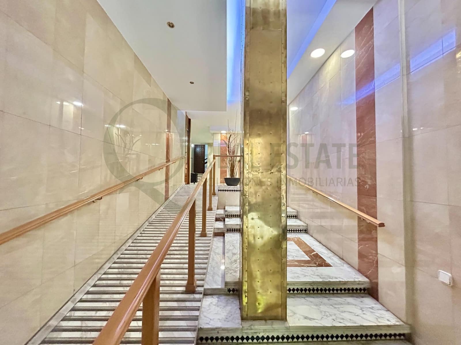 Kontor til salgs i Alicante by - € 95 000 (Ref: 9815870)