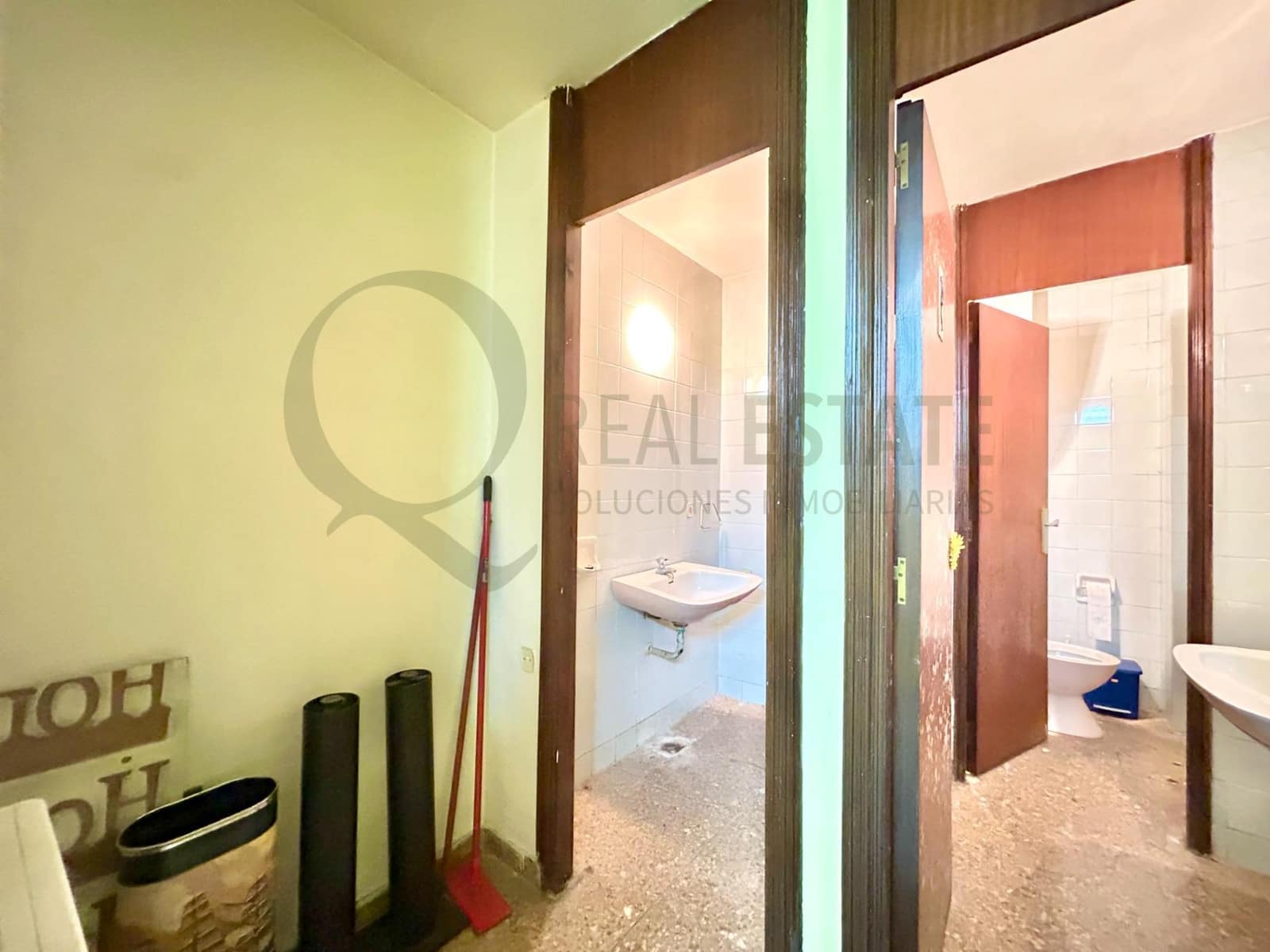 Kontor til salgs i Alicante by - € 95 000 (Ref: 9815870)