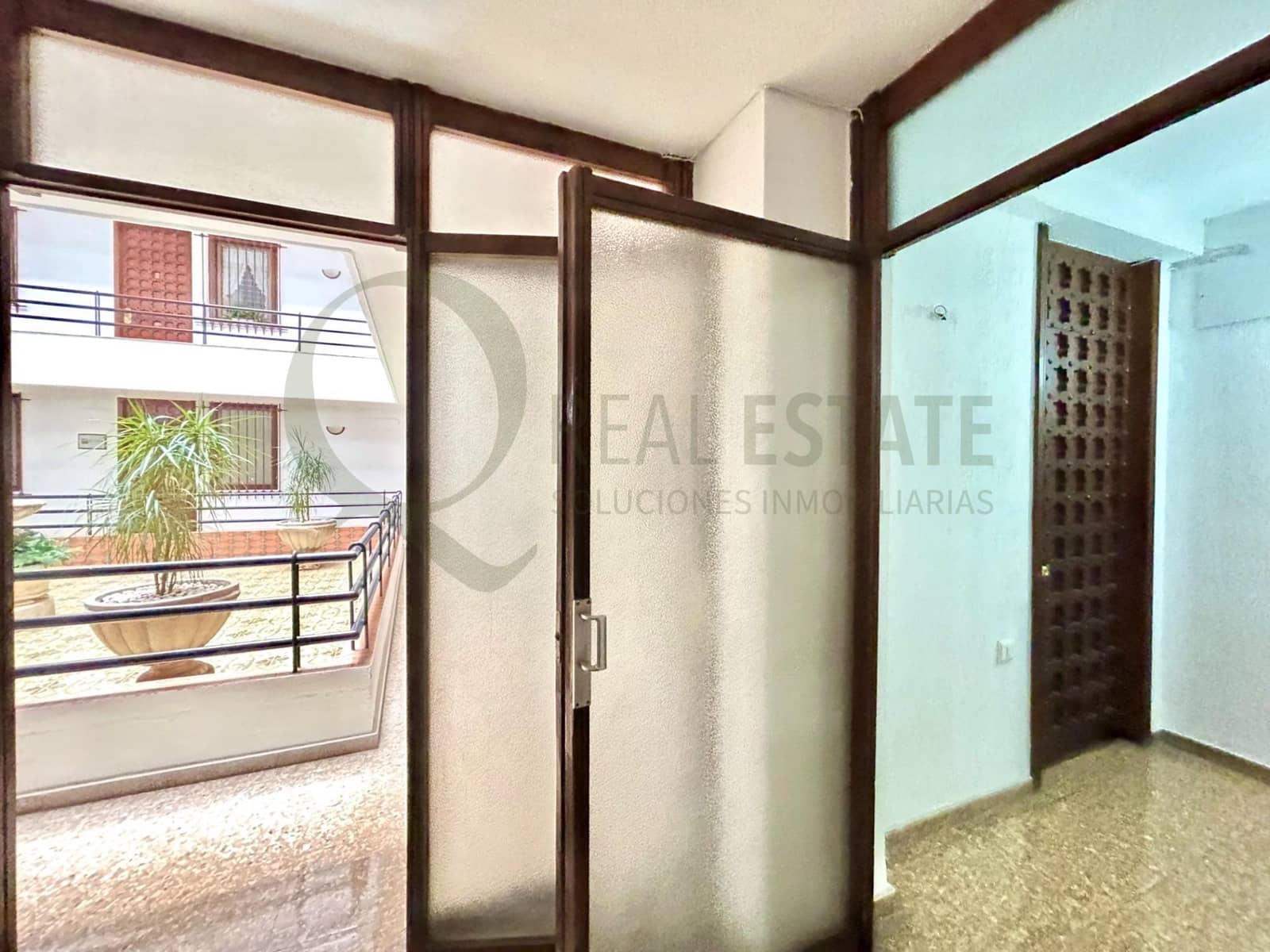 Kontor til salgs i Alicante by - € 95 000 (Ref: 9815870)