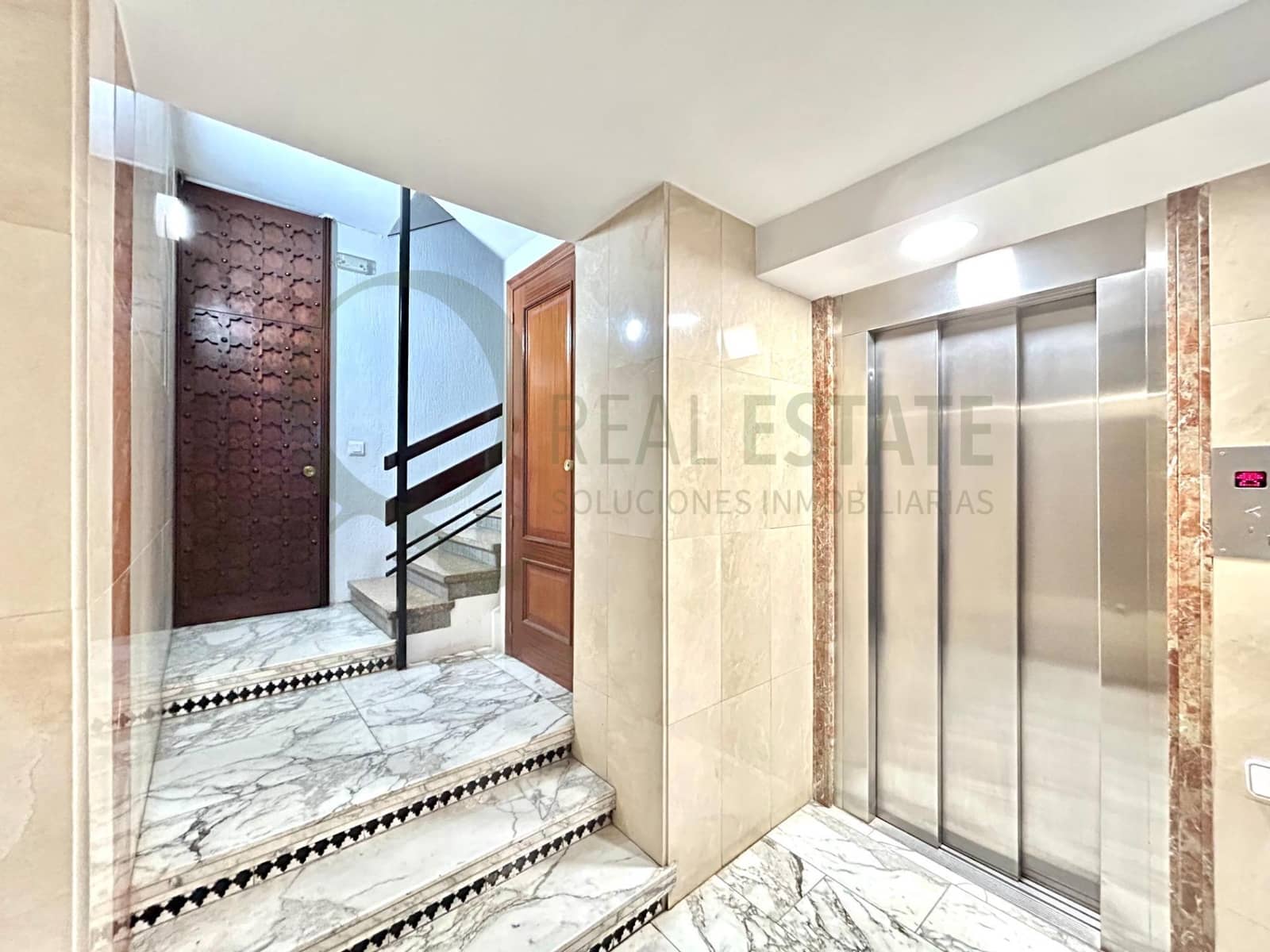 Kontor til salgs i Alicante by - € 95 000 (Ref: 9815870)
