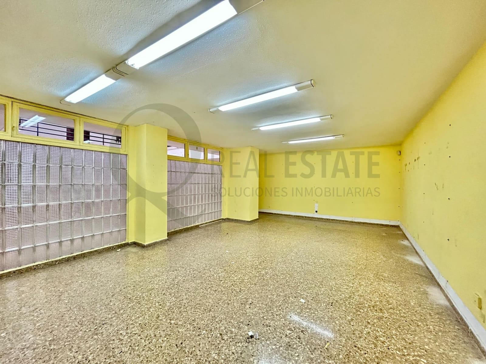 Kontor til salgs i Alicante by - € 95 000 (Ref: 9815870)