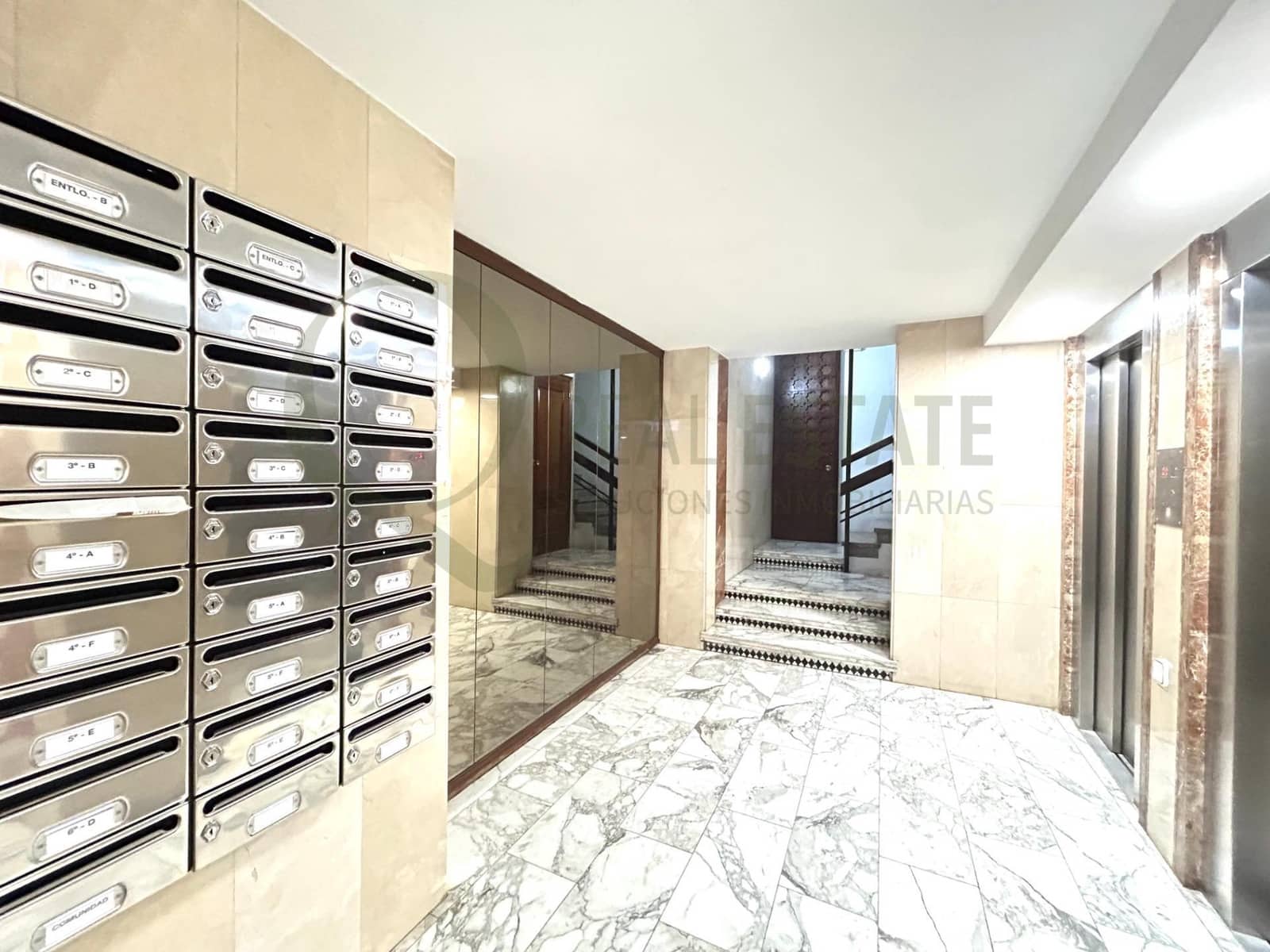 Kontor til salgs i Alicante by - € 95 000 (Ref: 9815870)