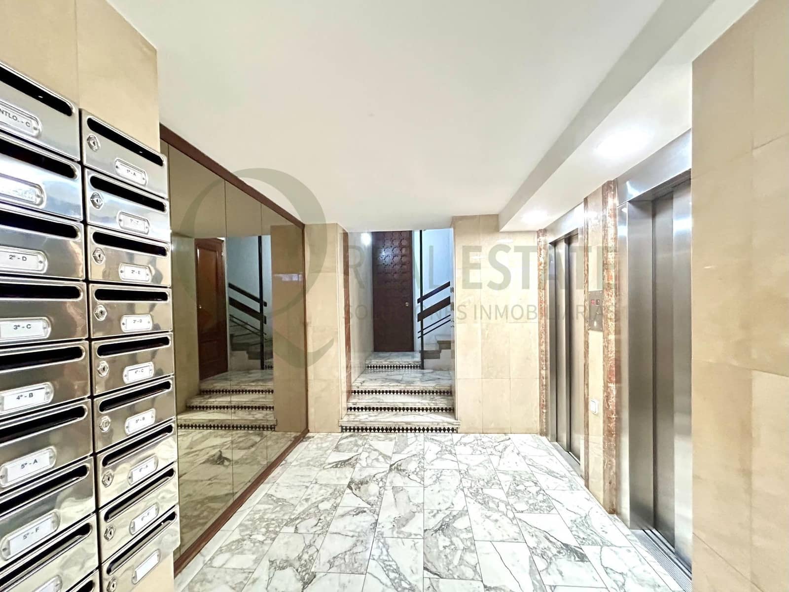 Kontor til salgs i Alicante by - € 95 000 (Ref: 9815870)
