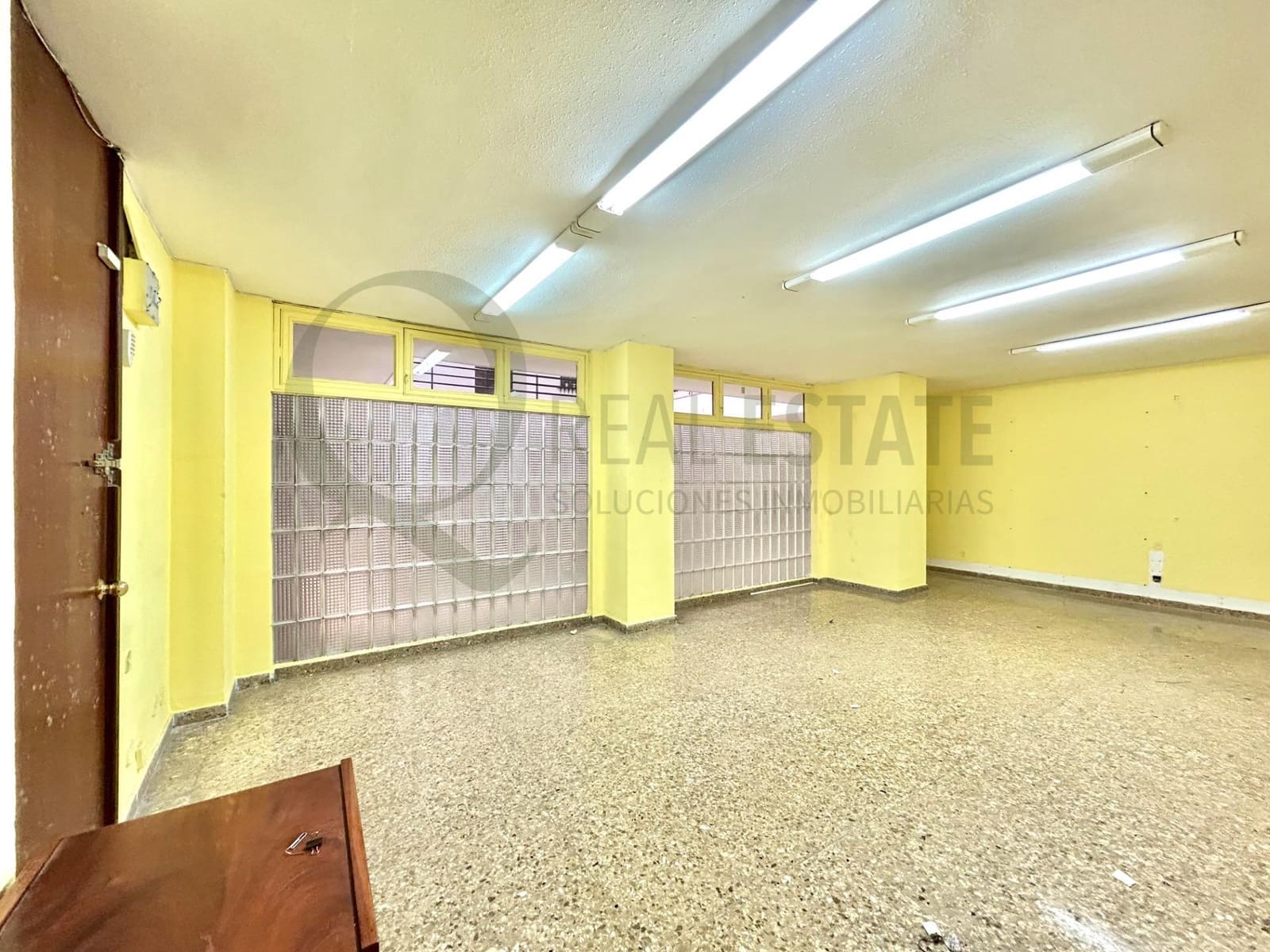 Kontor til salgs i Alicante by - € 95 000 (Ref: 9815870)
