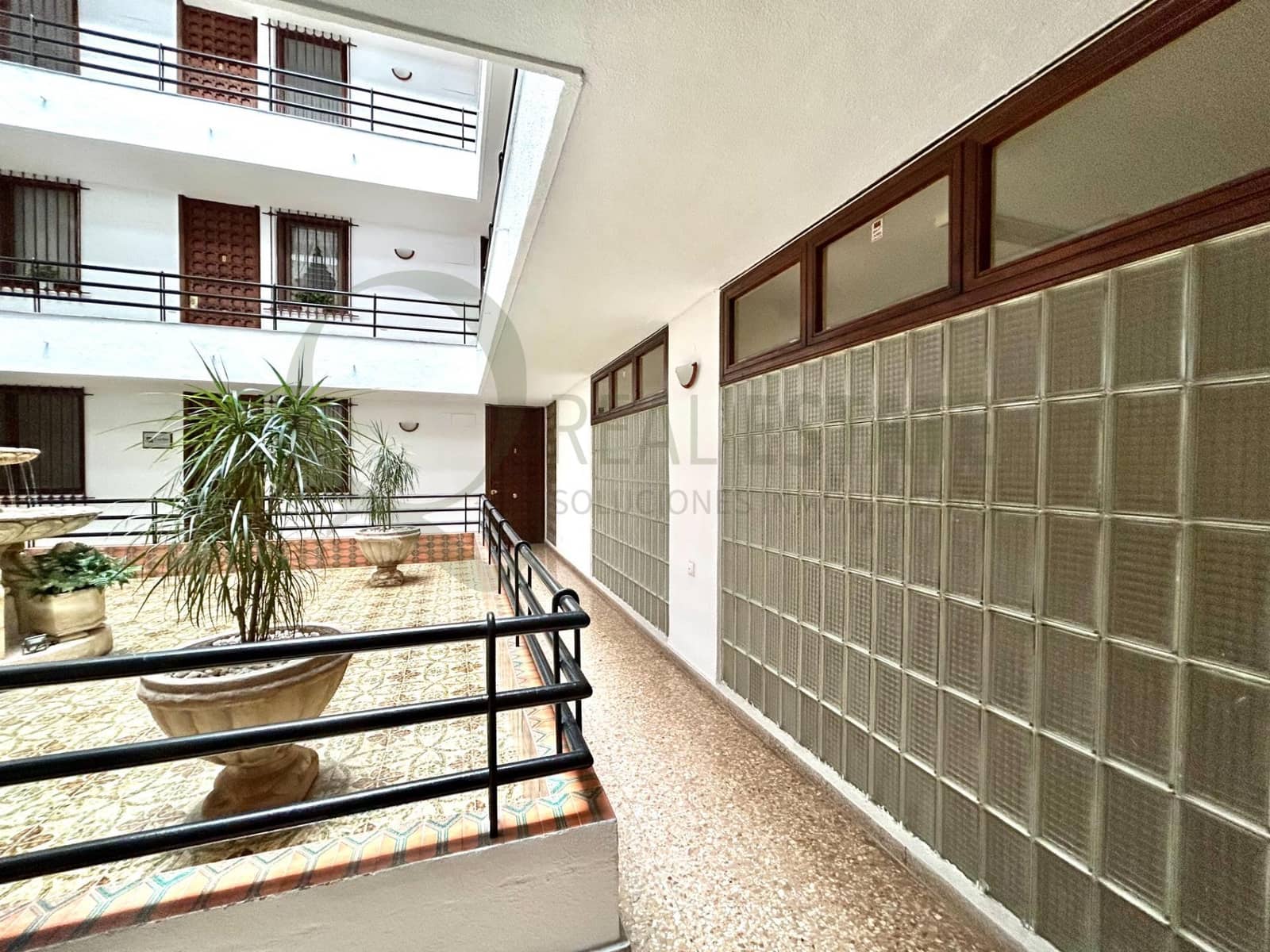 Kontor til salgs i Alicante by - € 95 000 (Ref: 9815870)