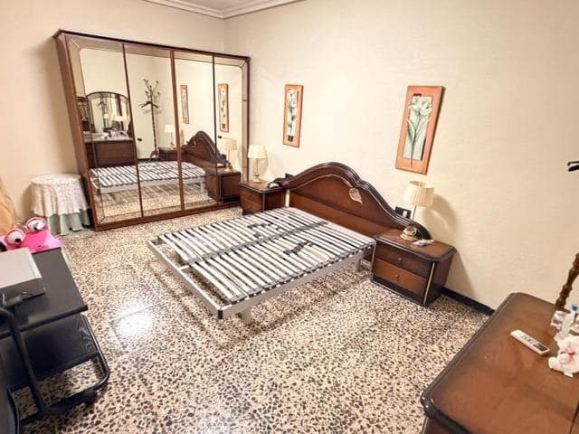 4 quarto Apartamento para arrendar em Elche / Elx - 850 € (Ref: 10059243)