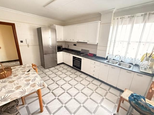 4 quarto Apartamento para arrendar em Elche / Elx - 850 € (Ref: 10059243)