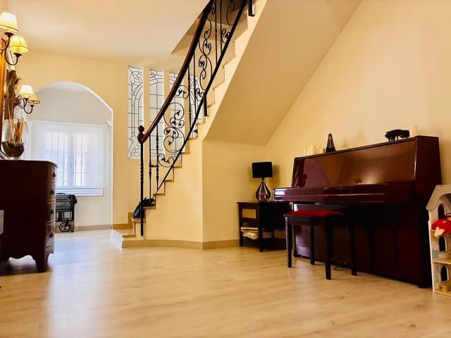 6 slaapkamer Appartement te koop in Guardamar del Segura met garage - € 349.900 (Ref: 10047439)