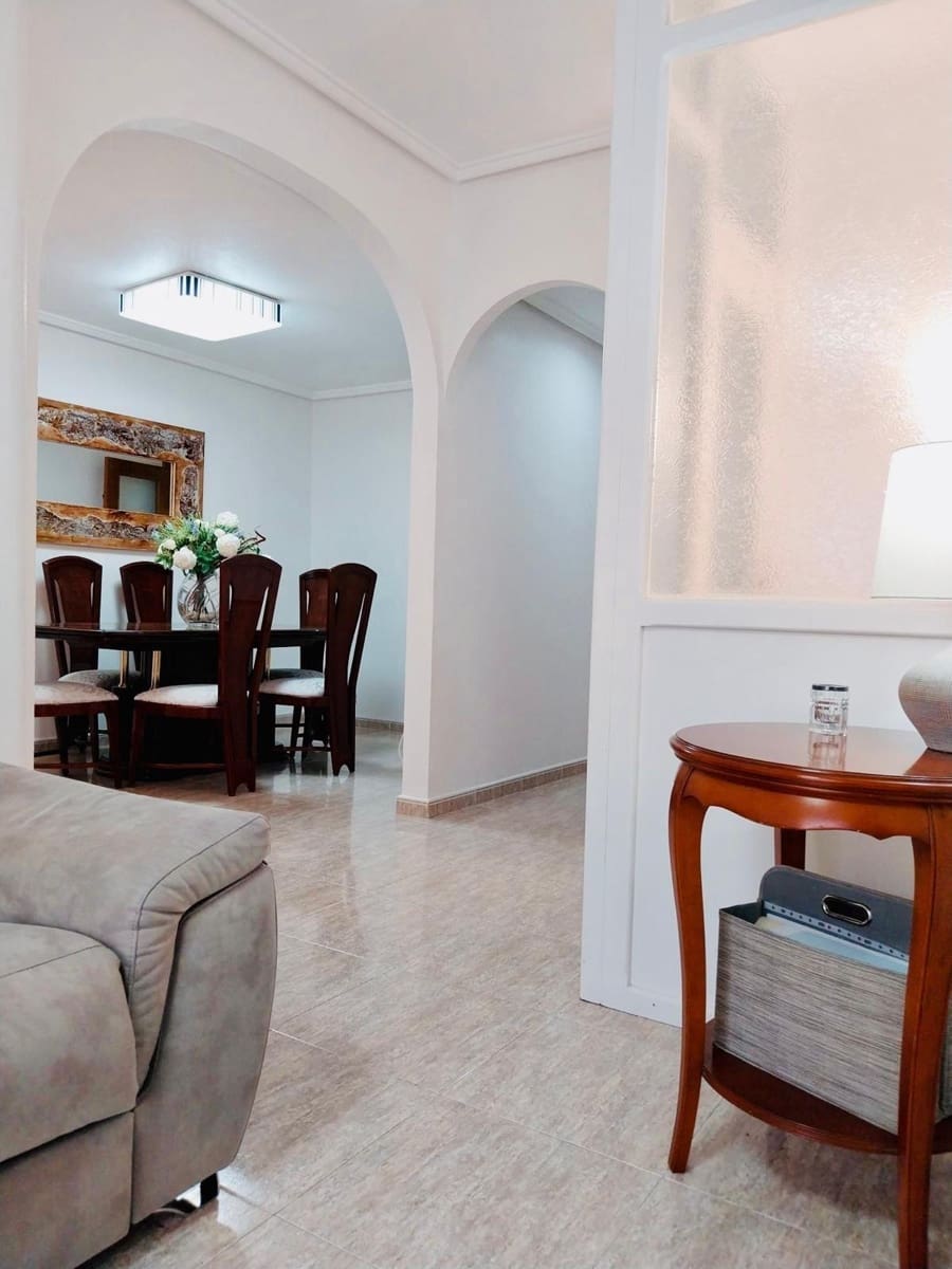 4 bedroom Apartment for sale in Guardamar del Segura with garage - € 199,500 (Ref: 8879927)