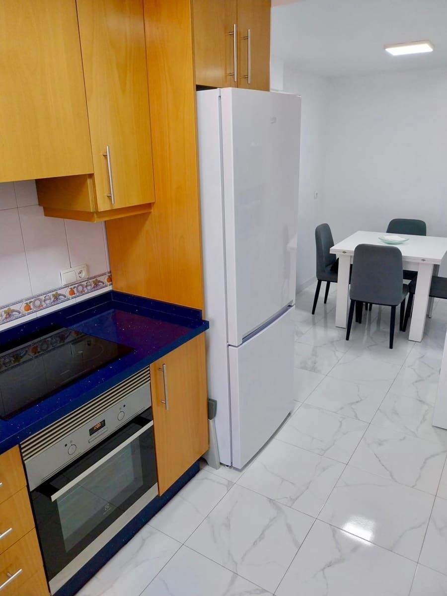 4 bedroom Apartment for sale in Guardamar del Segura with garage - € 199,500 (Ref: 8879927)