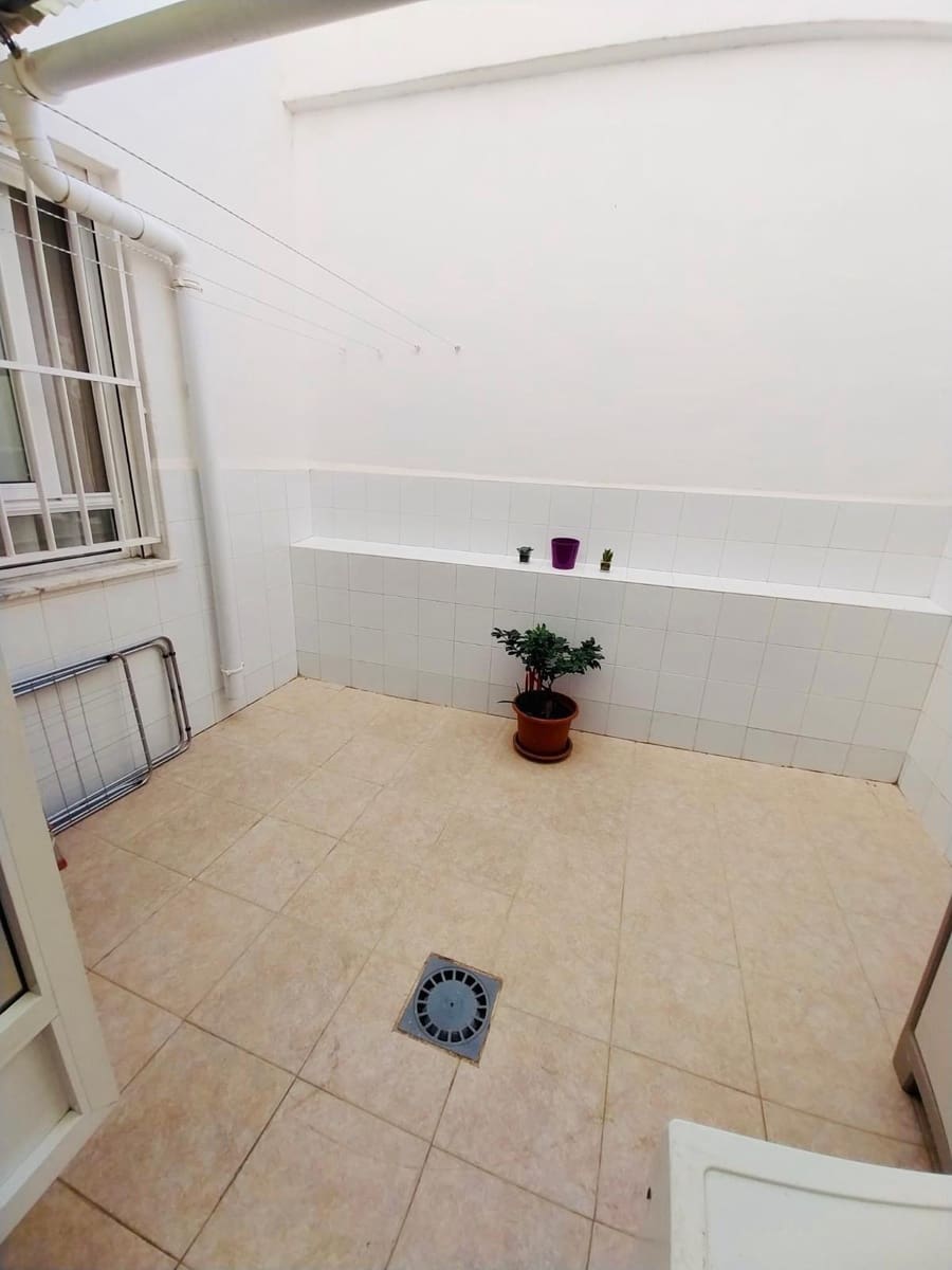 4 bedroom Apartment for sale in Guardamar del Segura with garage - € 199,500 (Ref: 8879927)