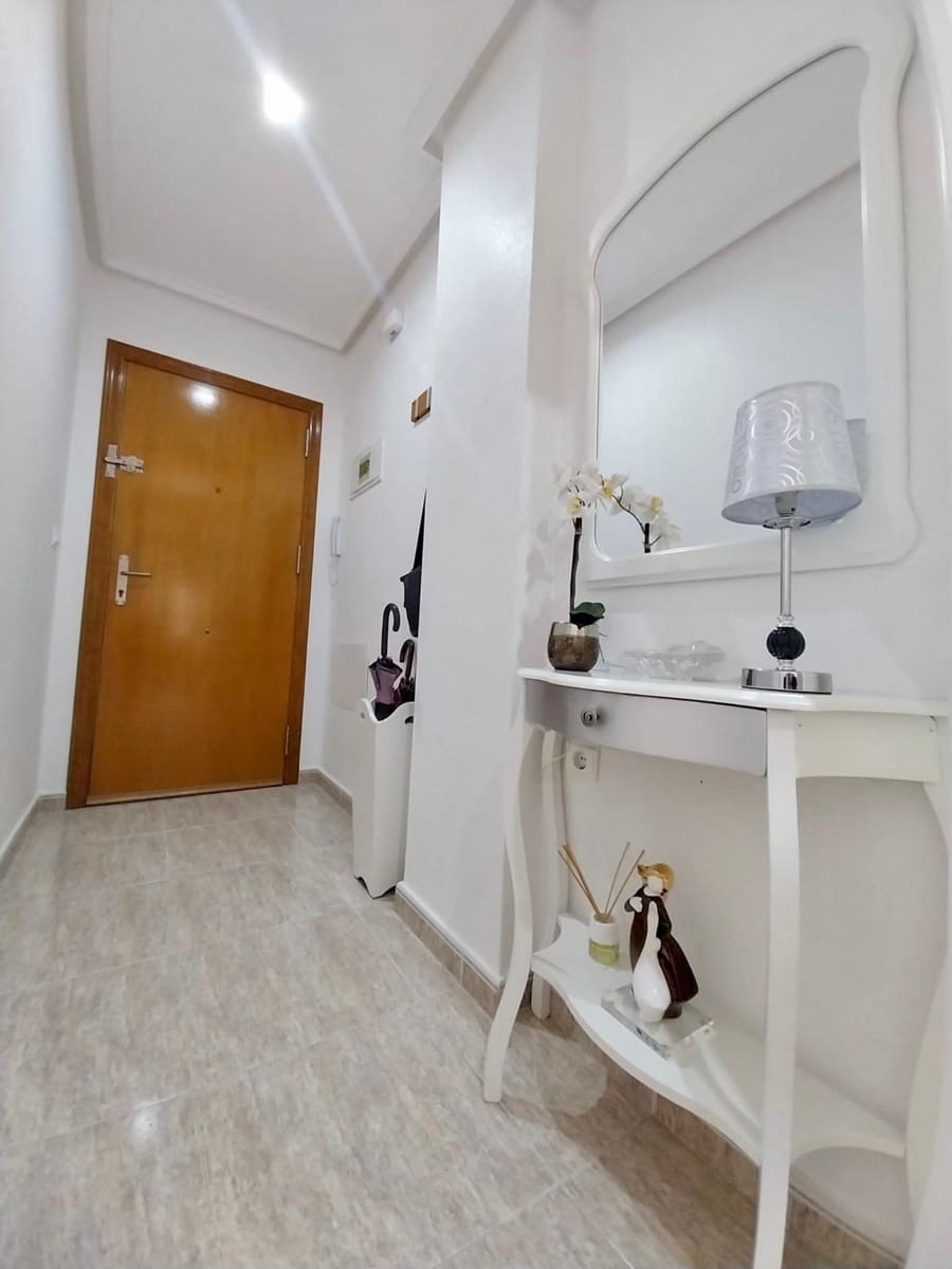 4 bedroom Apartment for sale in Guardamar del Segura with garage - € 199,500 (Ref: 8879927)