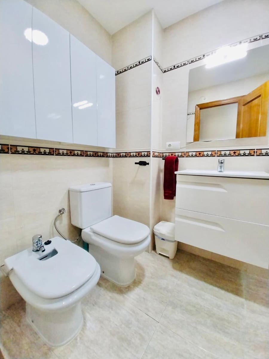 4 bedroom Apartment for sale in Guardamar del Segura with garage - € 199,500 (Ref: 8879927)