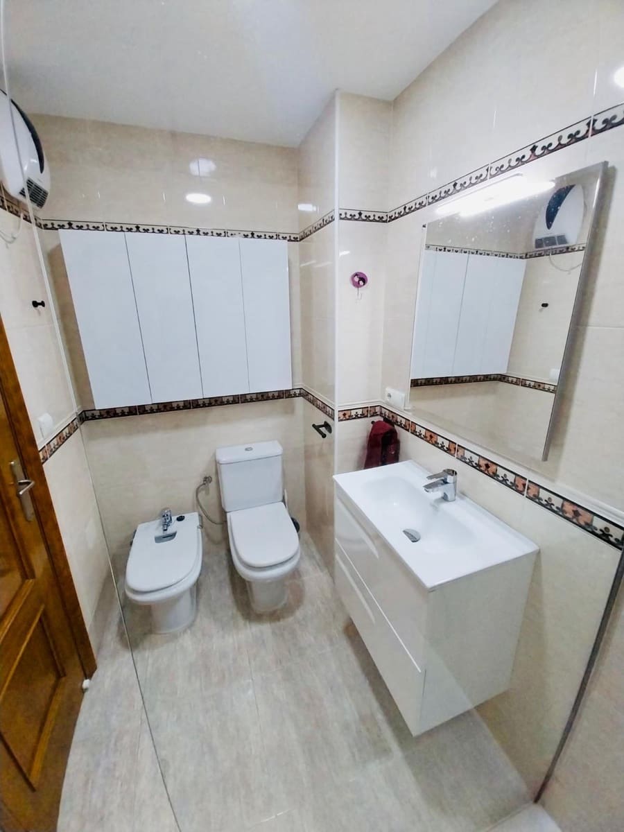 4 bedroom Apartment for sale in Guardamar del Segura with garage - € 199,500 (Ref: 8879927)