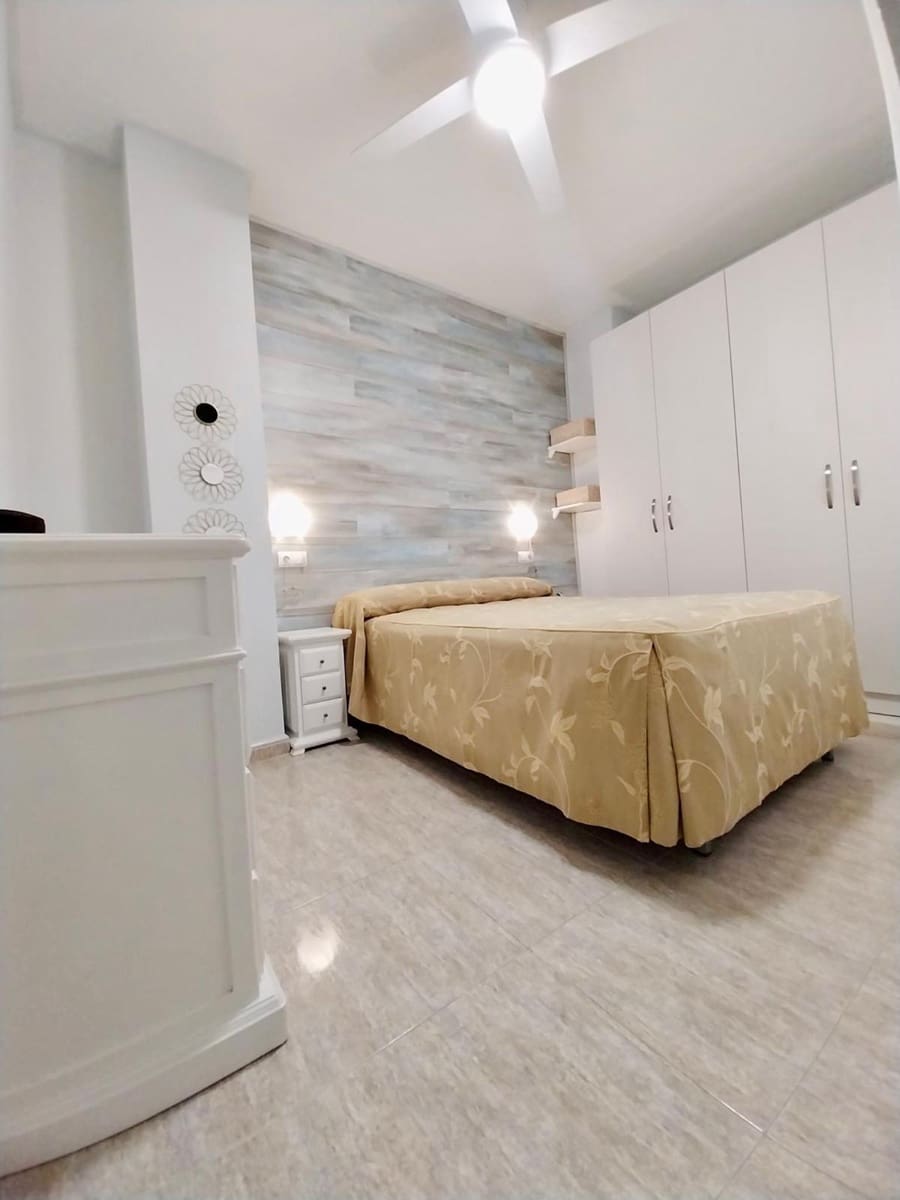 4 bedroom Apartment for sale in Guardamar del Segura with garage - € 199,500 (Ref: 8879927)