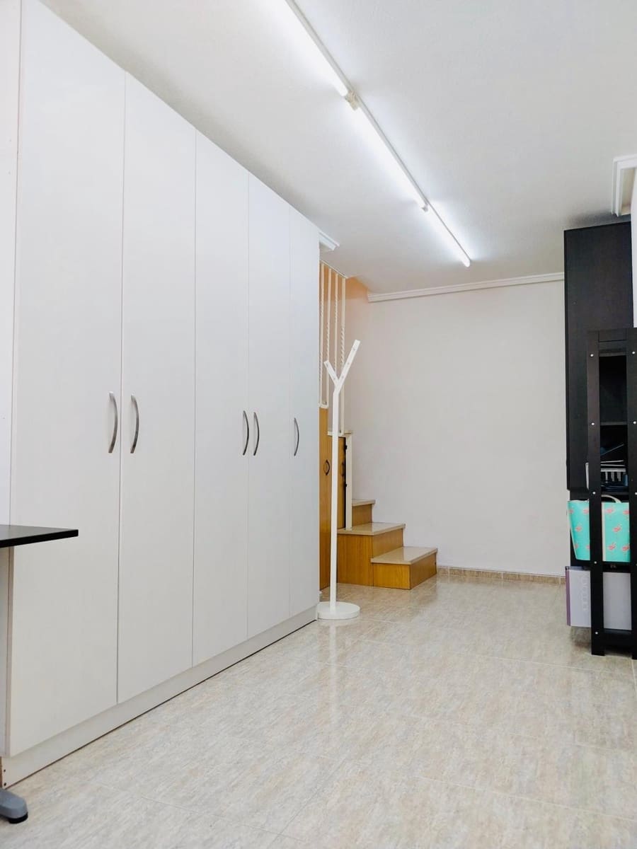 4 bedroom Apartment for sale in Guardamar del Segura with garage - € 199,500 (Ref: 8879927)