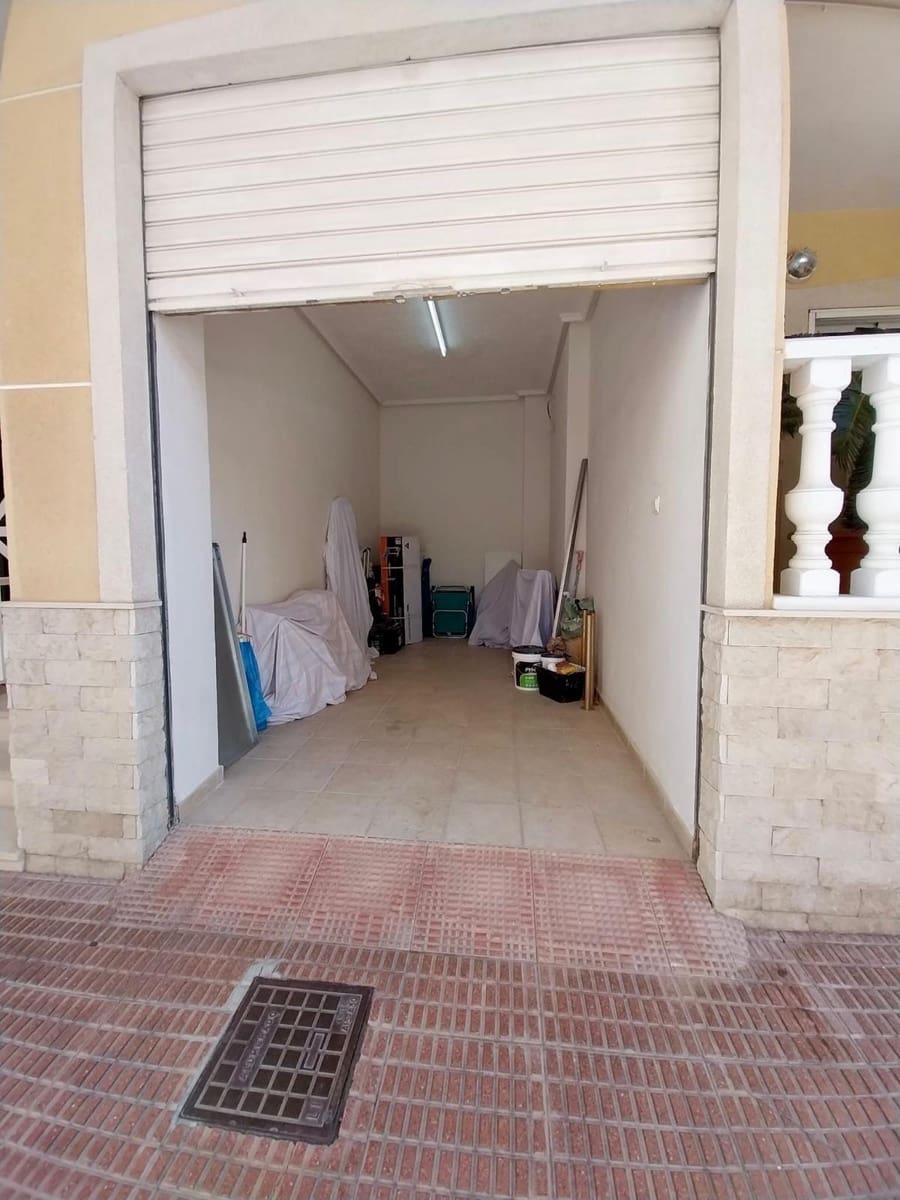 4 bedroom Apartment for sale in Guardamar del Segura with garage - € 199,500 (Ref: 8879927)
