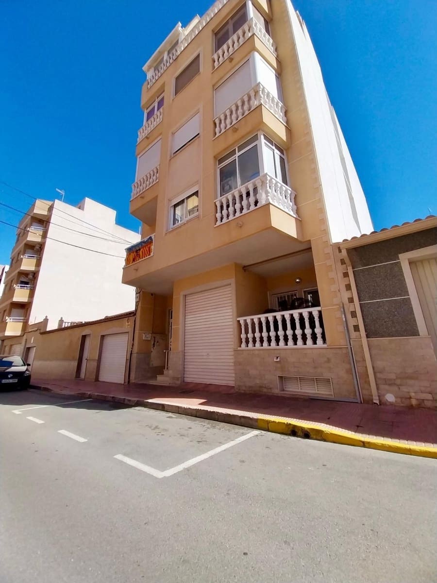 4 bedroom Apartment for sale in Guardamar del Segura with garage - € 199,500 (Ref: 8879927)