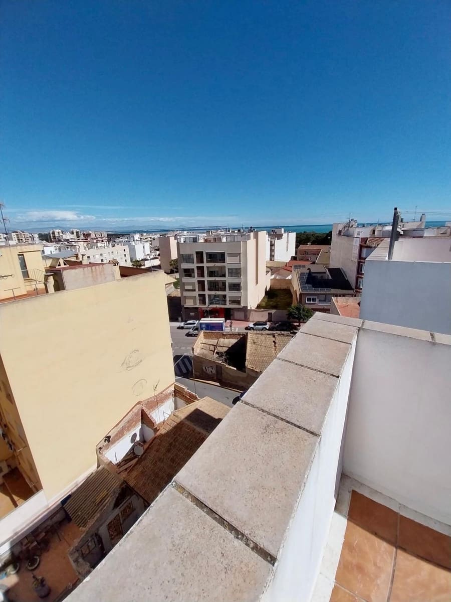4 bedroom Apartment for sale in Guardamar del Segura with garage - € 199,500 (Ref: 8879927)