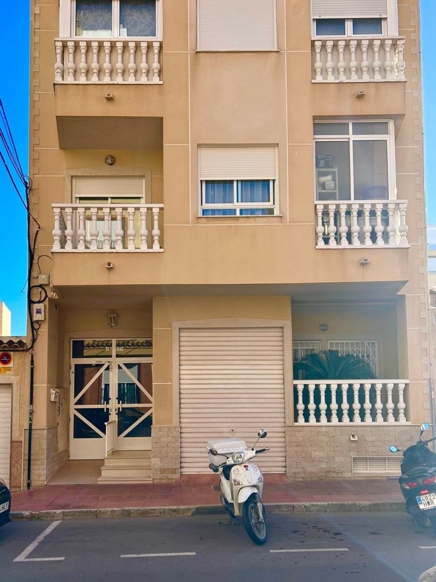 4 bedroom Apartment for sale in Guardamar del Segura with garage - € 199,500 (Ref: 8879927)