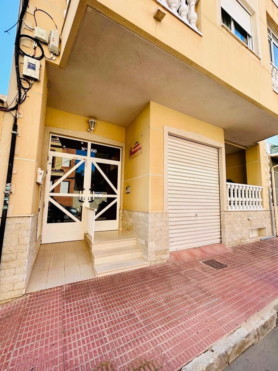 4 bedroom Apartment for sale in Guardamar del Segura with garage - € 199,500 (Ref: 8879927)