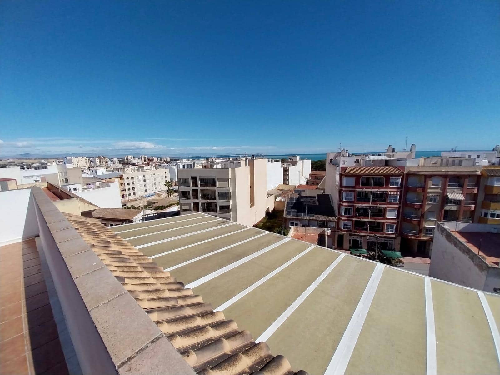 4 bedroom Apartment for sale in Guardamar del Segura with garage - € 199,500 (Ref: 8879927)