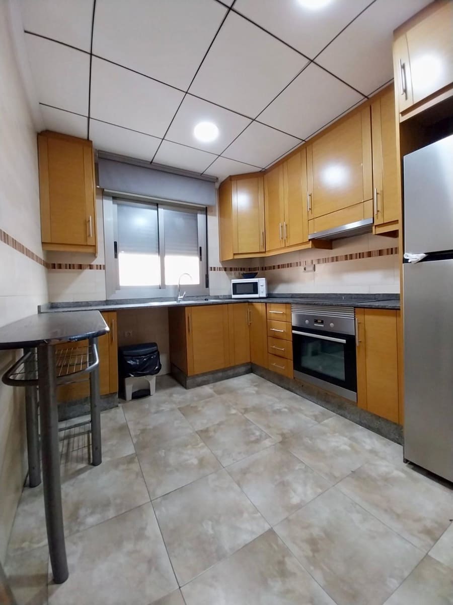 Bungalow de 3 habitaciones en Guardamar del Segura en alquiler con piscina garaje - 1.300 € (Ref: 9468542)