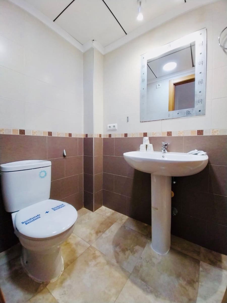 Bungalow de 3 habitaciones en Guardamar del Segura en alquiler con piscina garaje - 1.300 € (Ref: 9468542)