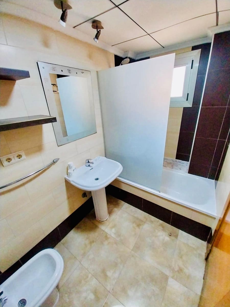 Bungalow de 3 habitaciones en Guardamar del Segura en alquiler con piscina garaje - 1.300 € (Ref: 9468542)