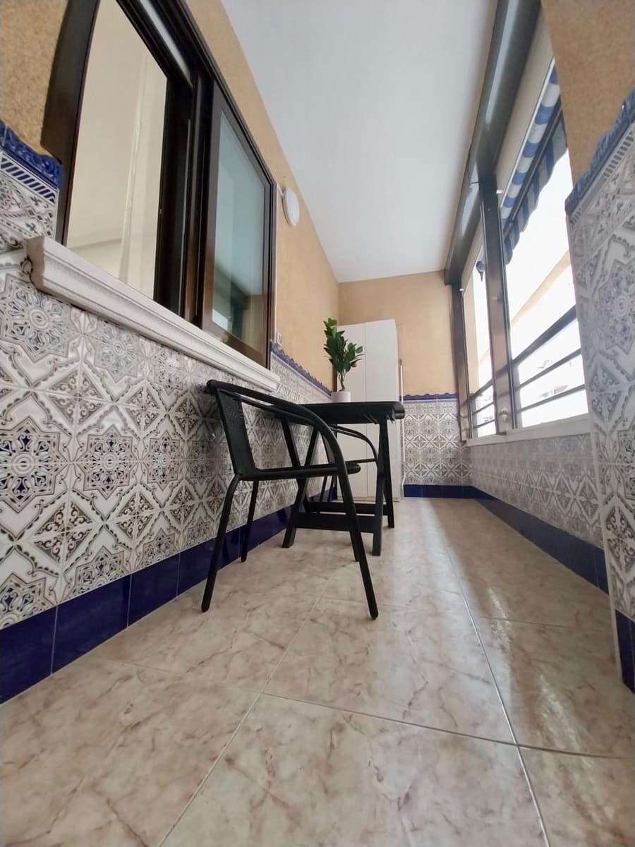 Apartamento de 2 habitaciones en Guardamar del Segura en alquiler - 700 € (Ref: 9596248)