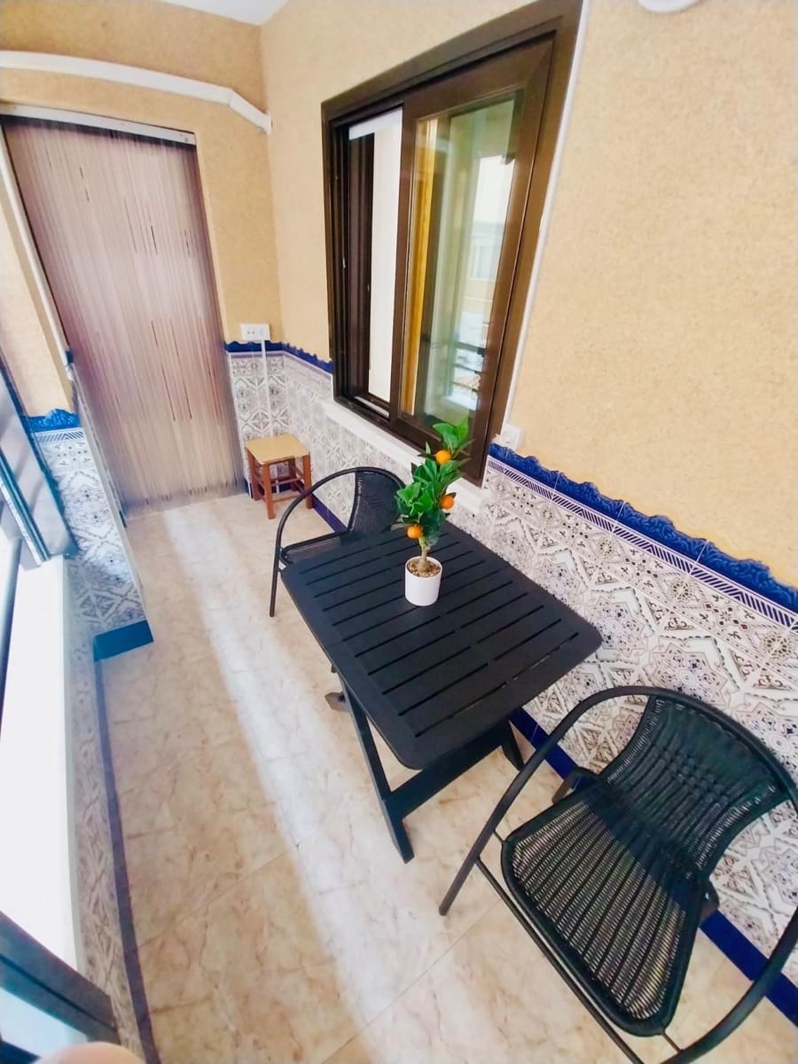 Apartamento de 2 habitaciones en Guardamar del Segura en alquiler - 700 € (Ref: 9596248)