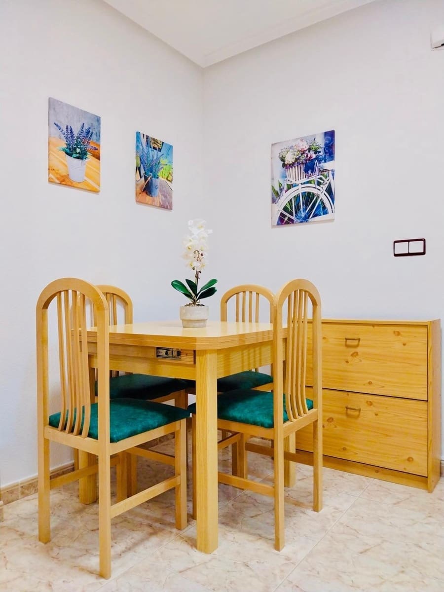 Apartamento de 2 habitaciones en Guardamar del Segura en alquiler - 700 € (Ref: 9596248)