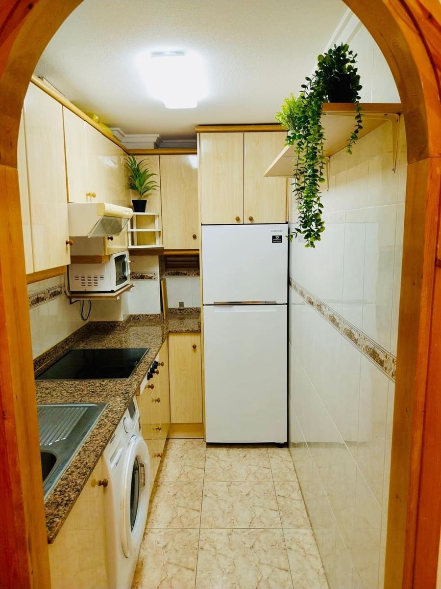 Apartamento de 2 habitaciones en Guardamar del Segura en alquiler - 700 € (Ref: 9596248)